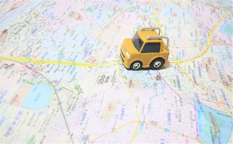 地図と車