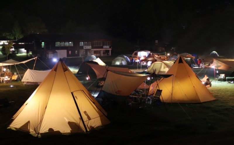 キャンプ場の夜の風景