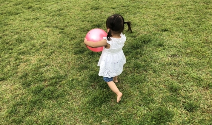 ボールで遊ぶ子供
